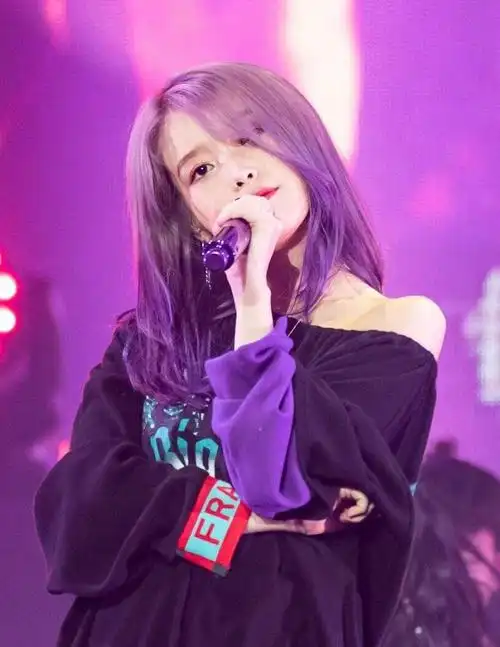 1 / 6 其实说到iu李知恩的名字, 很多人都会想到她在韩国"国民妹妹"的