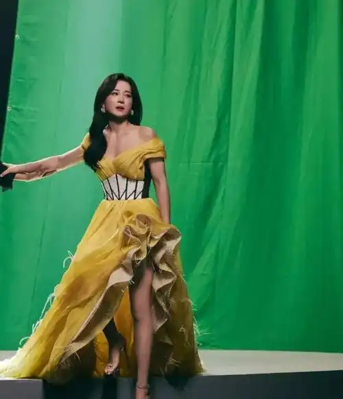 瘦百斤后的贾玲算不算大美女,看看她和张小斐谢楠的合照就知道了