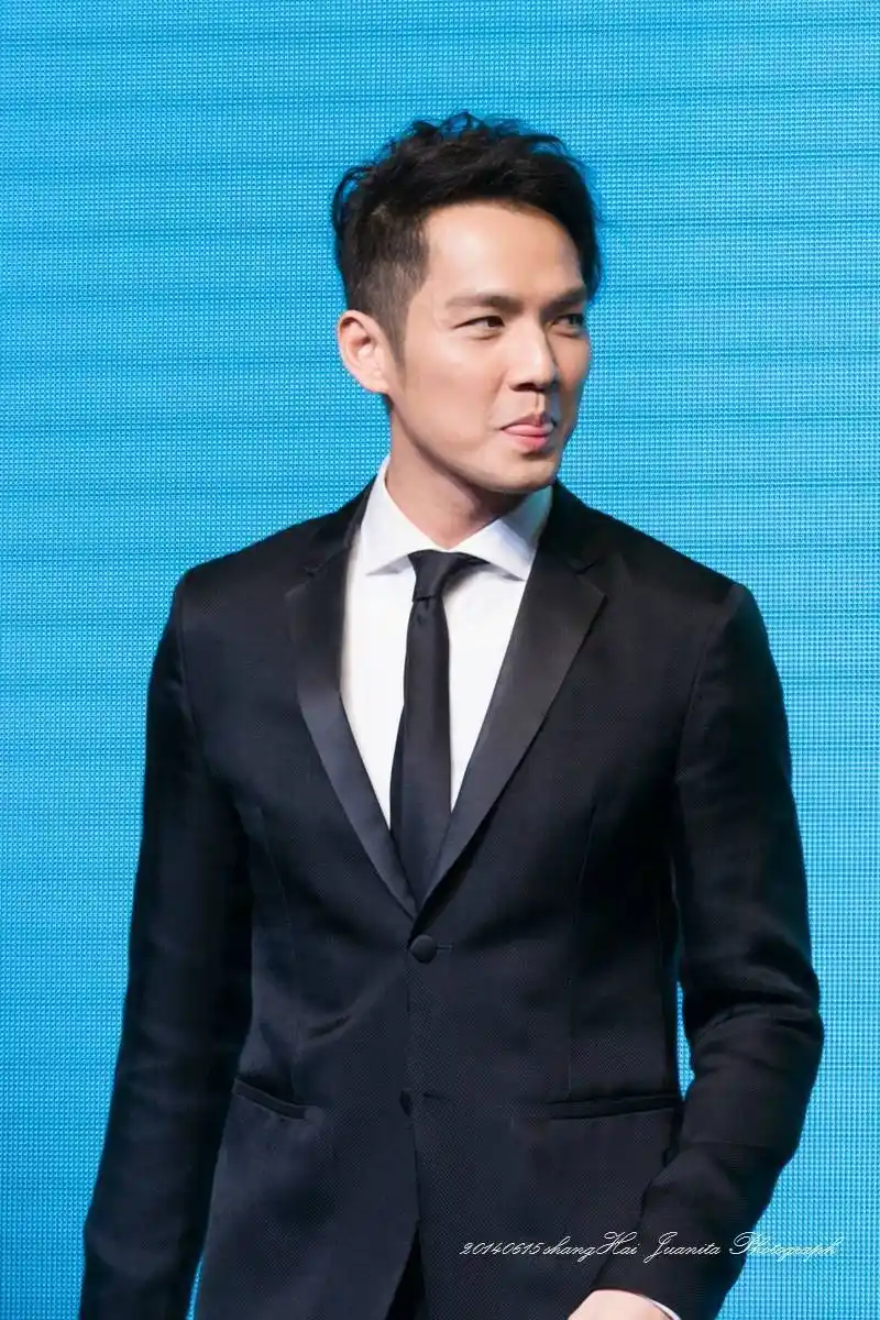 钟汉良黑色西装,尽显成熟男人魅力