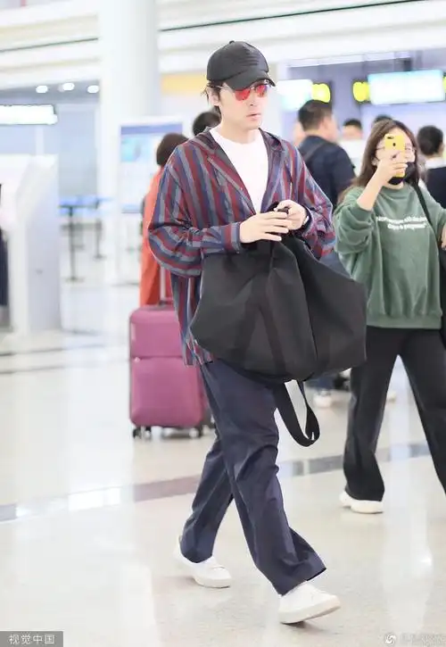 明星 正文0 1/5 2019年10月8日,长沙,胡歌现身机场.