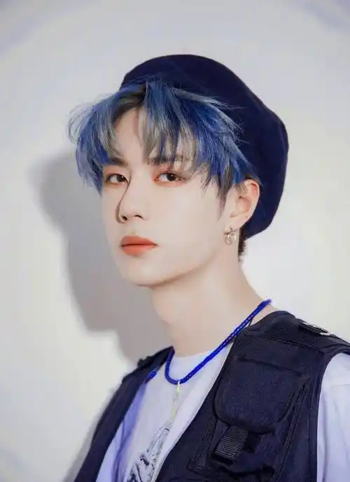 王一博新造型曝光,长发挑染时尚贵气,穿小香风太帅了_女装_气质_风格