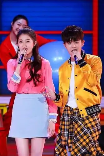 关晓彤现身机场穿着鹿晗的衣服就出门网友别捂了全看到了