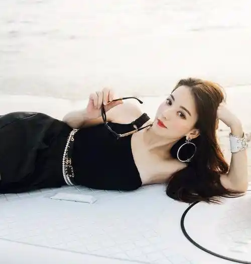 "天王嫂"方媛全黑造型拍写真,半躺姿势尽显慵懒,白雪肌惹人羡_气质
