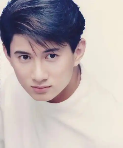 吴奇隆在台北为刘诗诗庆生,马路边剔牙超不雅,儿子正面首曝光妥妥还帅