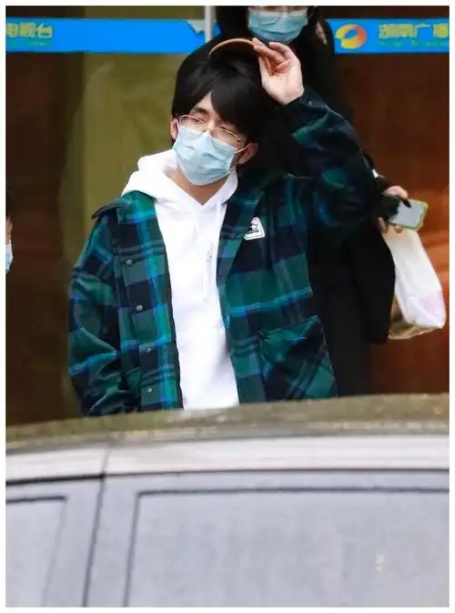 张新成素颜戴眼镜现身金鹰节彩排,向粉丝挥手依旧是"暖二哥"