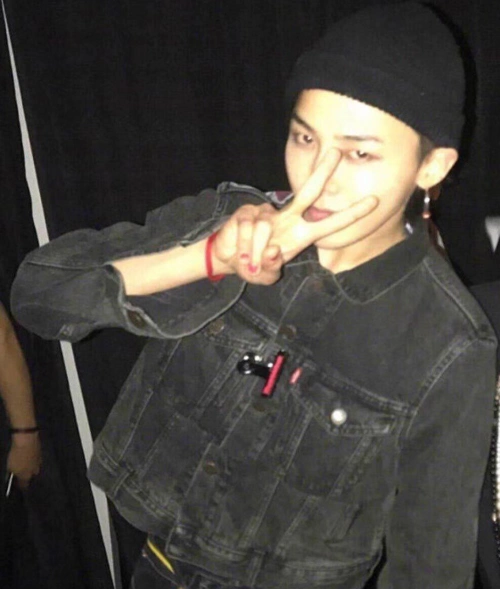 权志龙退伍后为何总戴帽子?看清他的额头,似乎明白了点啥