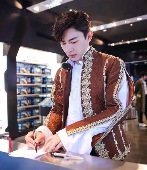 邓伦穿王子装做俯卧撑,却被脚上的鞋抢了镜,多数男生不会这么穿_运动