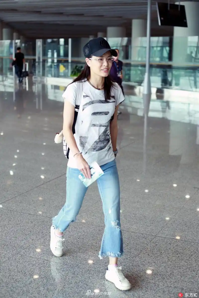 吴敏霞印花tee 微喇牛仔裤清爽舒适