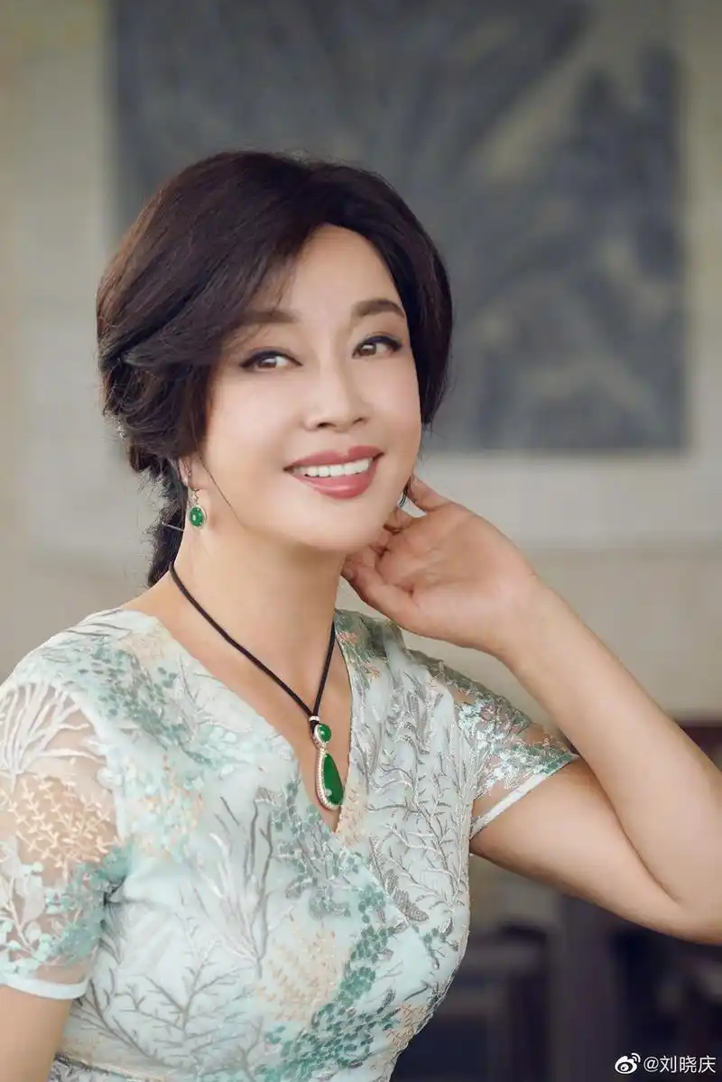 组图:63岁刘晓庆穿绿色镂空裙配运动鞋 戴翡翠首饰显高雅气质