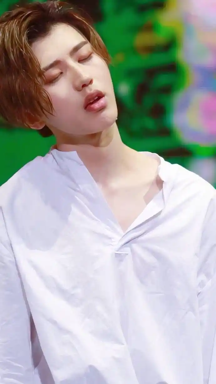 美人在骨不在皮 有一种"迷人"叫蔡徐坤的锁骨