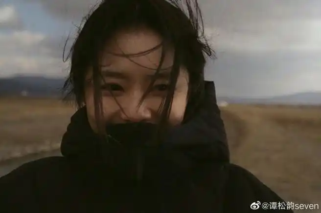 谭松韵风中凌乱游客照