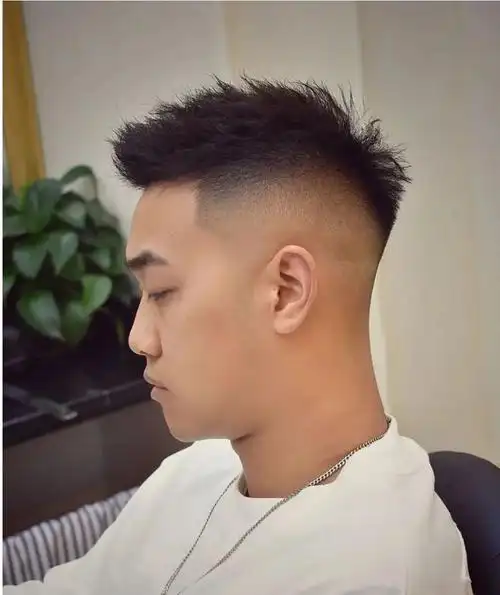 两侧铲短的男士飞机头,主要的造型体现在头顶区和刘海的位置,头顶区的