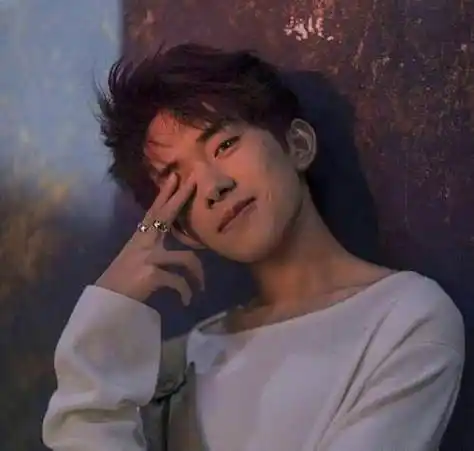 同样是"回眸一笑",宋祖儿治愈,肖战可爱,看到易烊千玺迷住了_时候