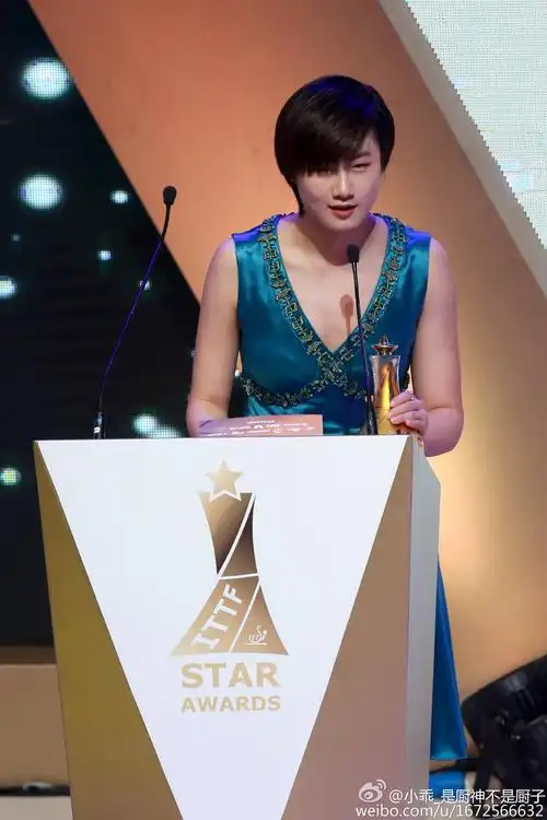 美呆了!丁宁身穿性感礼服优雅亮相