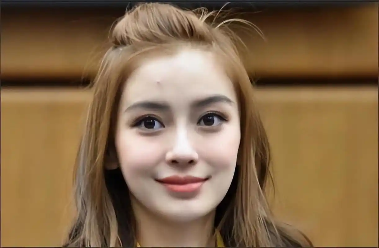 杨颖素颜公布状态,皮肤光滑透亮,网友:都是钱堆出来的效果