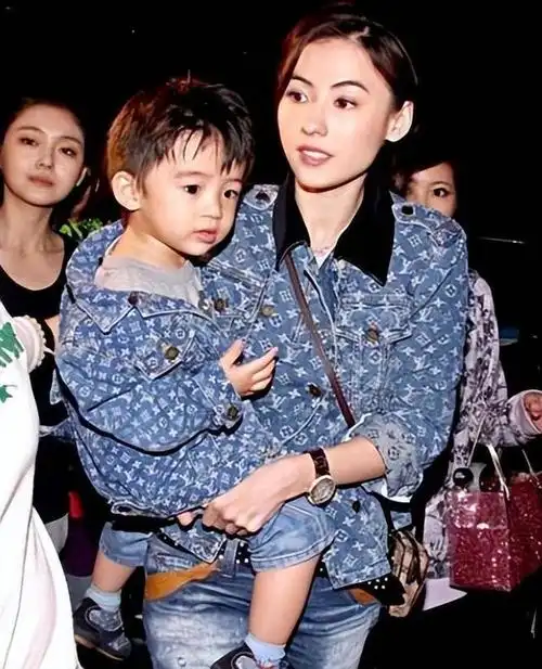 张柏芝病重揪心长子发声盼父爱谢霆锋不语引猜测