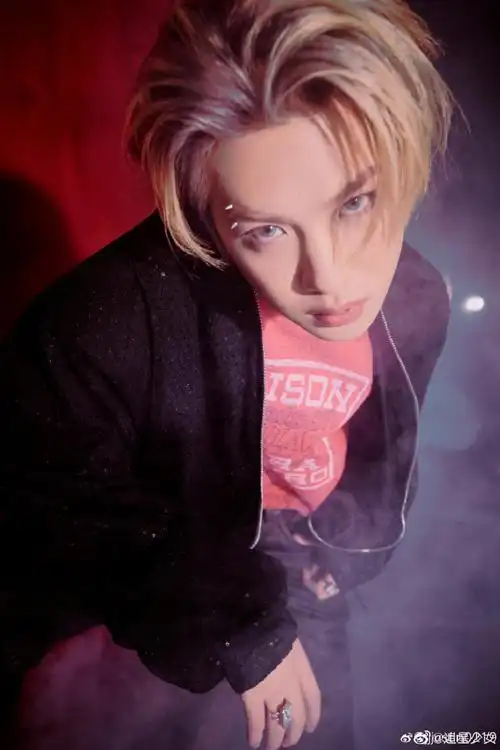 黄明昊日系胶片风六宫格##黄明昊的锁骨线条