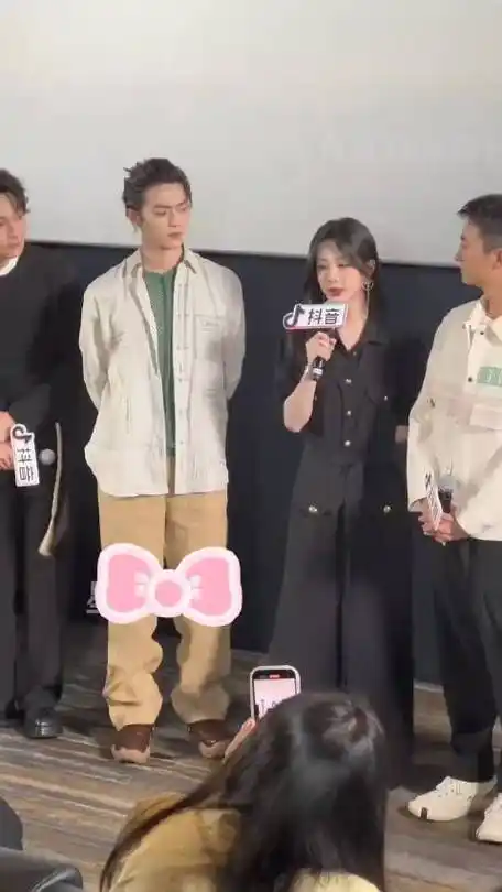 许凯发了杨紫#太好笑了,承欢记见面会上杨紫的麦克风突然没声音了,一