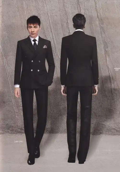 首先我们最常选择的标准款西装,平驳头,两粒扣藏青色西服套装,搭配