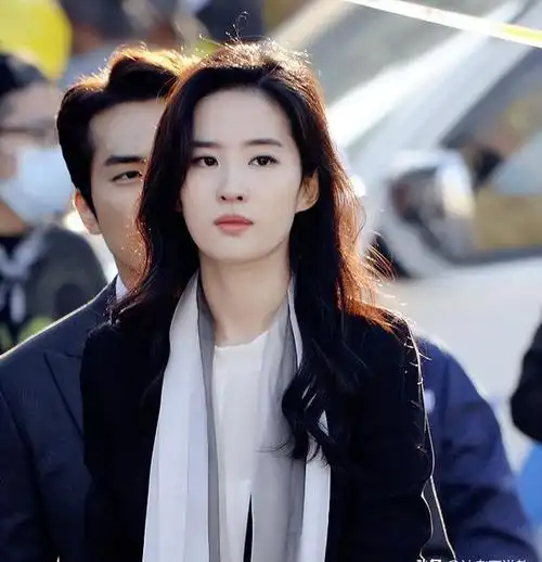 第二年,刘亦菲又给我们带来了《致青春·原来你还在这里》这部影片,她