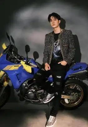 日前赵丽颖传即将接演《破冰行动》傅育昆导演的新作《野蛮生长》,是