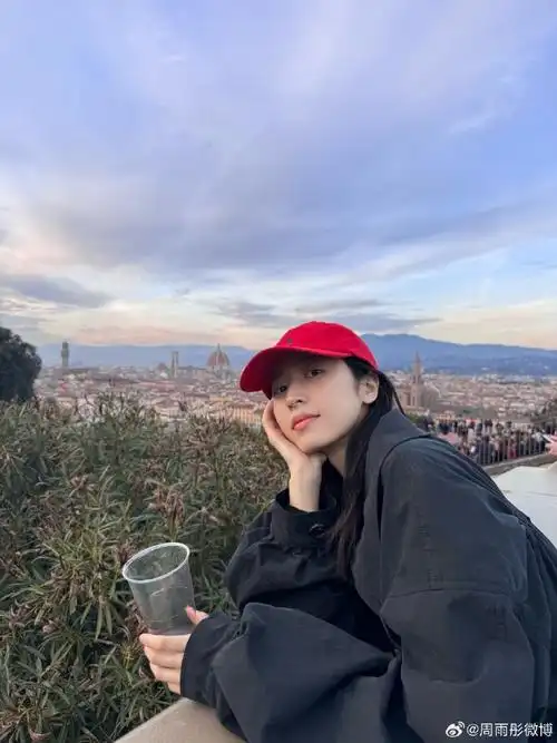 周雨彤素颜开工照##周雨彤松弛美学