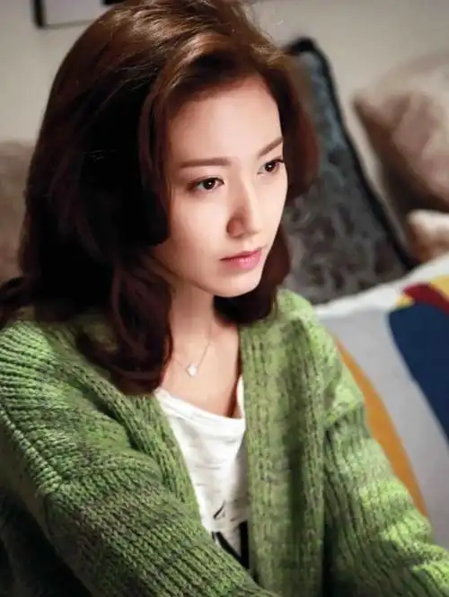 在娱乐界中,观众经常将演员高露错认为高圆圆.