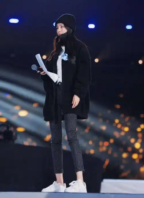 杨幂离婚后愈发不羁,把银丝裙穿出透光感,刘恺威见了都后悔_时尚_版型