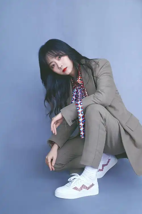 谭松韵身穿白色衬衫连衣裙优雅知性而一身复古西装帅气时髦