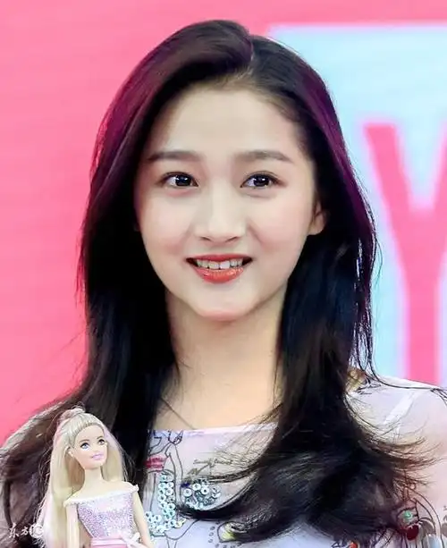 关晓彤全家照曝光,背景大到不像话,难怪鹿晗看上她,敢打女明星