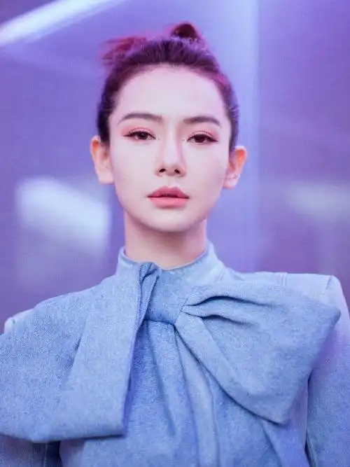 戚薇早上不化妆就出镜,双眼皮"刀痕"明显,素颜最真实的女明星