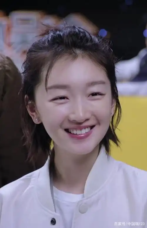 周冬雨,一个漂亮的河北女孩,笑起来弯弯的眼睛特别能治愈不开心