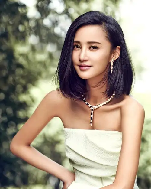 张歆艺夏日氧气写真曝光抹胸礼服露性感锁骨