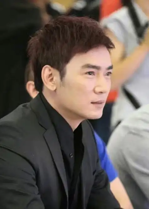 原创55岁焦恩俊五一仍在工作,挣钱捞金好辛酸,男神身材颜值依然能打