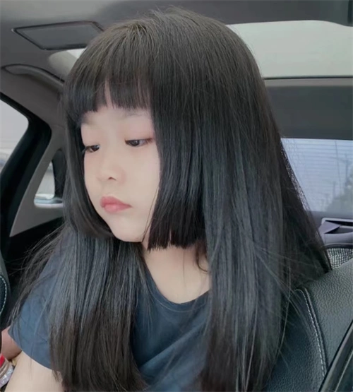 空气感公主切刘海发型,搭配卷发的刘海效果,整体也很显瘦和时尚噢.