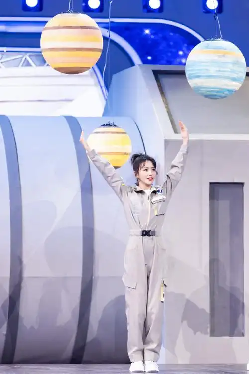 佟丽娅王牌对王牌录制花絮照释出穿工装梳高马尾利落帅气