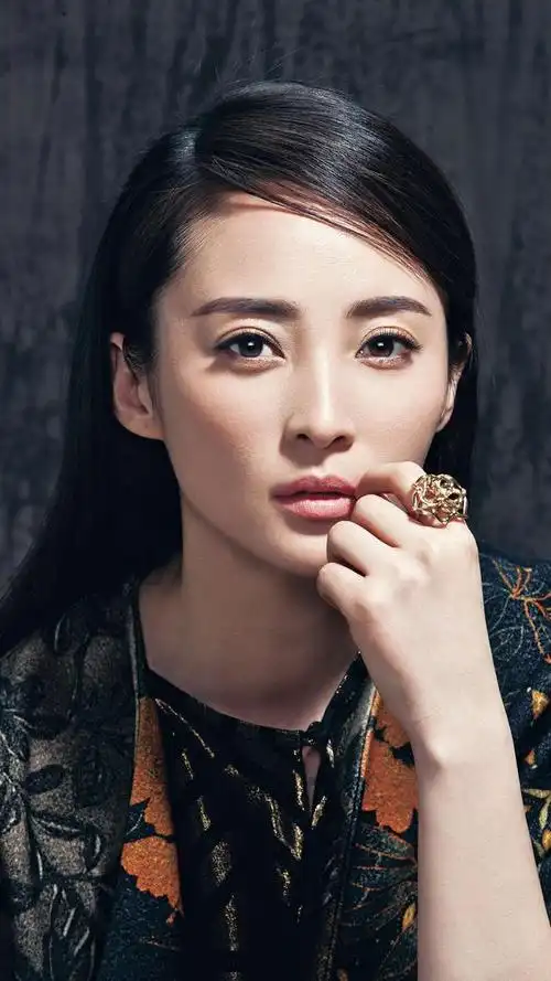 中国内地女演员,毕业于北京电影学院1994级表演系.