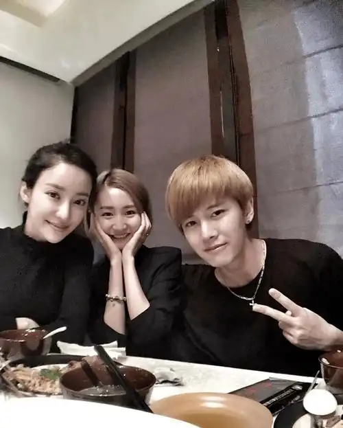 任嘉伦开豪车陪妻子逛街大火后即宣布结婚称不会撩妹就会带娃