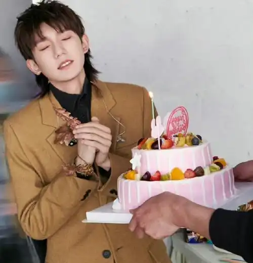 为王源庆23岁生日#圆圆的一些蛋糕合集右划一键减龄97999799