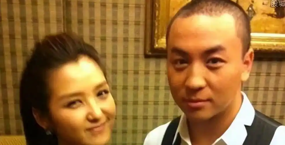 释小龙何洁分手11年后一个身家过亿一个穷困潦倒5年嫁2丈夫生3孩子太