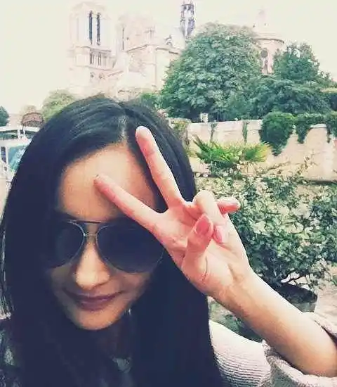 杨幂自拍有10个手势,第2张好迷人,第5张却土得掉渣!