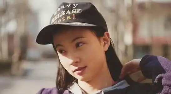 这种变化实际上是和他的妻子王瑾有关的.