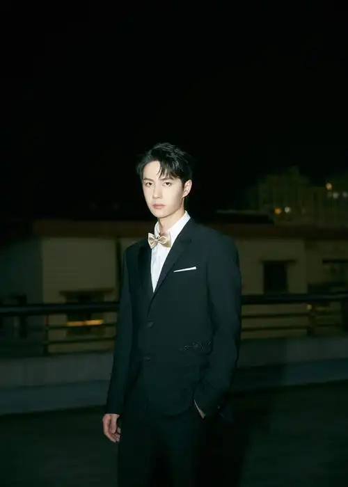 王一博黑色西装绅士范写真图片38