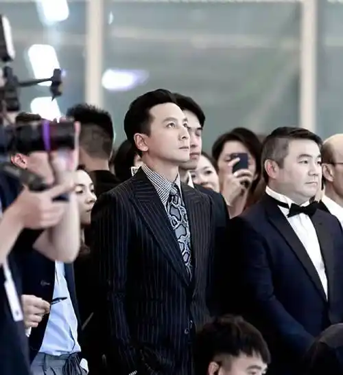 但每次自拍都不如他拍好看的吴彦祖,挂在社交平台上的与贾玲的合照,却