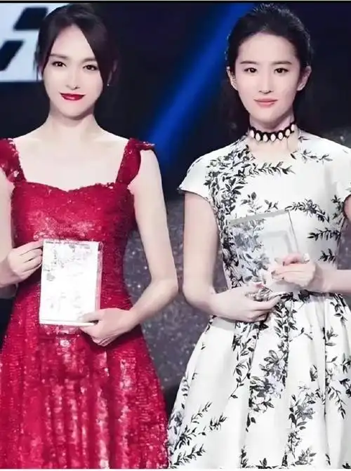 第一次见跟刘亦菲同框不输的##第一次见和刘亦菲合照不输的