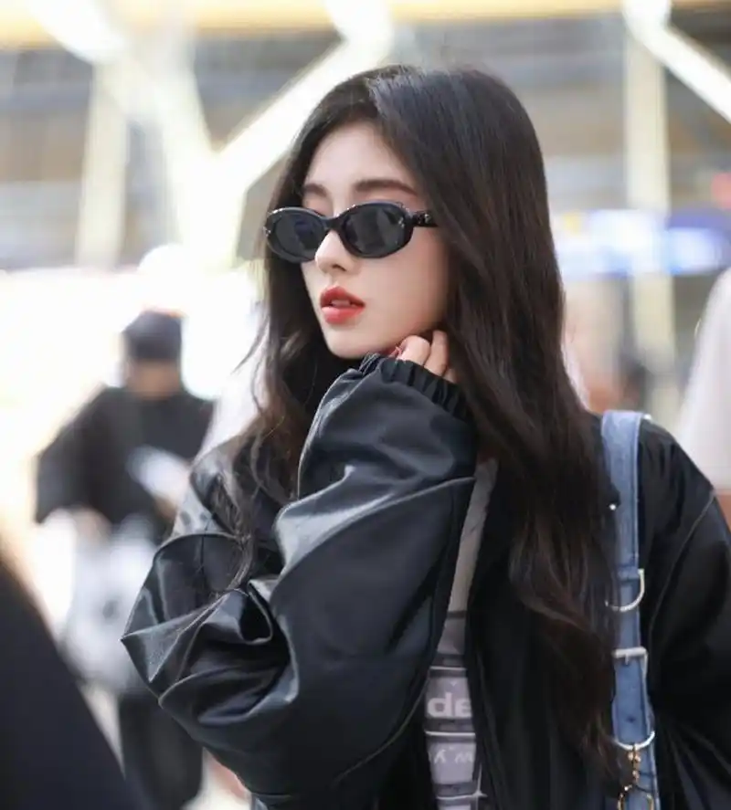 白鹿鞠婧祎墨镜造型有,两人的气场竟然不相上下.