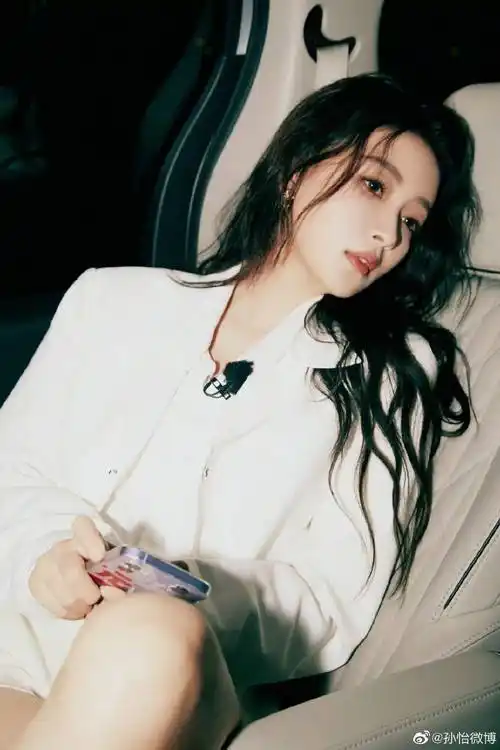 孙怡身穿白色西装,俏脸成熟妩媚,露出白嫩的大美腿-爱读书