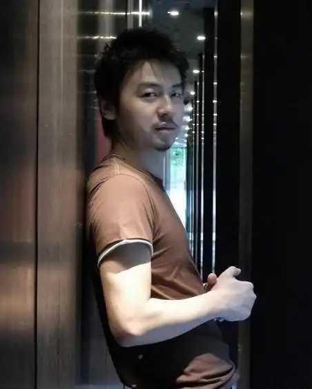 这张照片,简直帅得可以称得上是校草级别的了!真是好看得没话说!