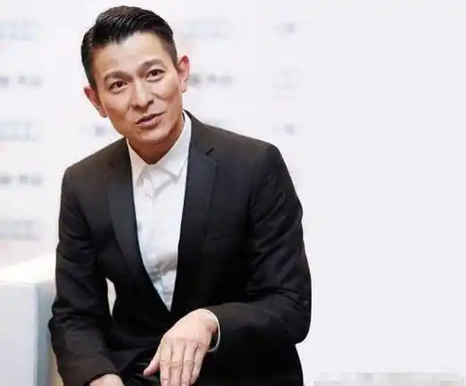 有细心的网友发现,刘德华的分发型是1999年演唱会上的经典造型,这也让