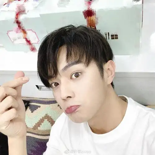 许凯生日营业嘟嘴比爱心自侃吓得我赶紧卖个萌